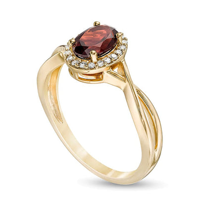 Ring mit ovalem Granat und 0,07 ct. Gesamtgewicht Diamanten mit gedrehter Ringschiene in 10K Gelbgold für Damen