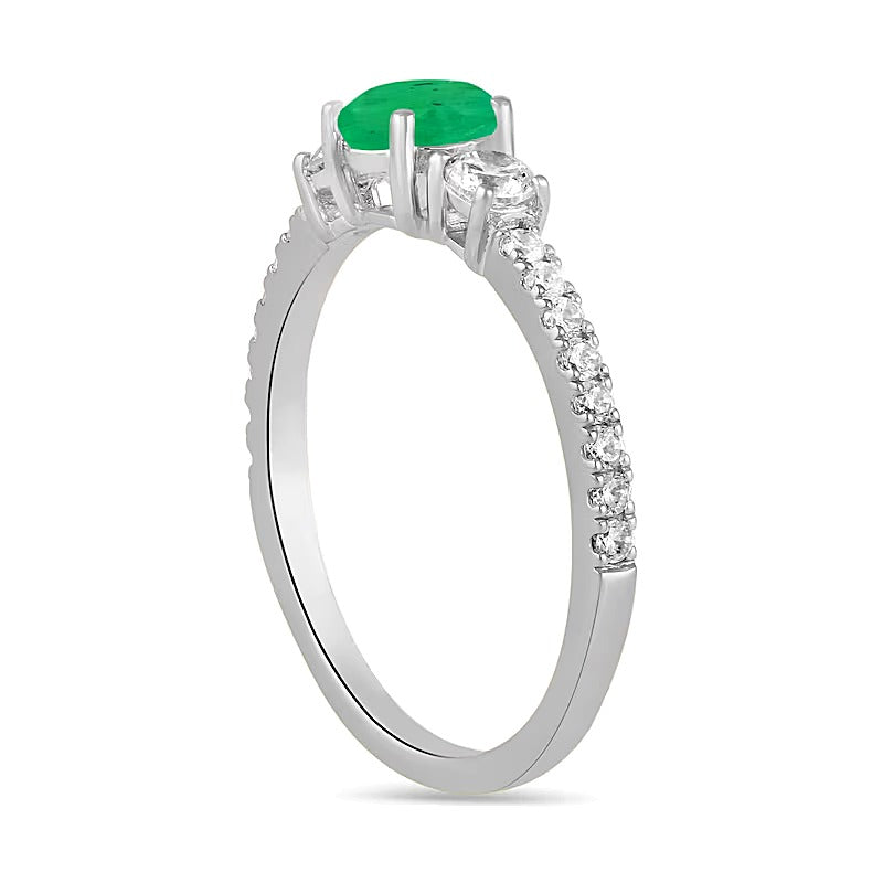5,0mm Smaragd und 0,38 ct. Gesamtgewicht Labordiamant Dreistein-Ring in 14K Weißgold