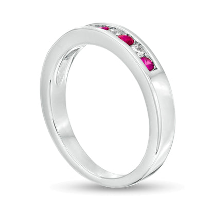 Ring mit Rubin und Diamant 0,13 ct. Gesamtgewicht, kanalgefasst und alternierend, in 14K Weißgold