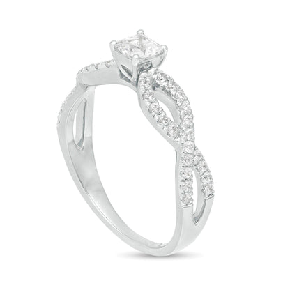0.5 CT. TW Verlobungsring mit Diamanten im Princess-Schliff und Infinity-Twist-Schiene in 10K Weißgold