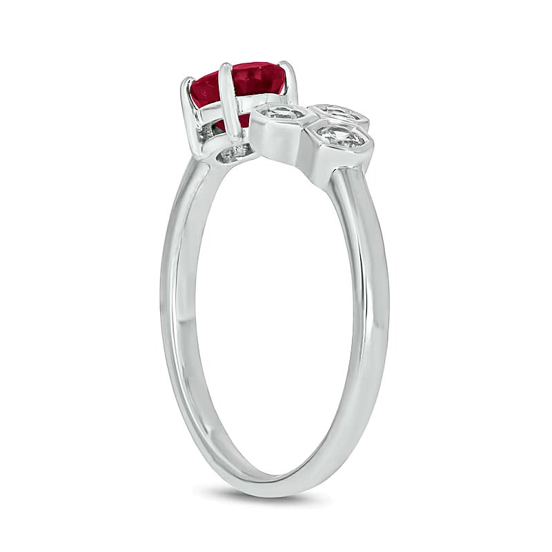 Fashion-Ring mit ovalem Labor-Rubin und 0,17 ct. Gesamtgewicht Diamanten in 10K Weißgold