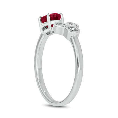 Fashion-Ring mit ovalem Labor-Rubin und 0,17 ct. Gesamtgewicht Diamanten in 10K Weißgold