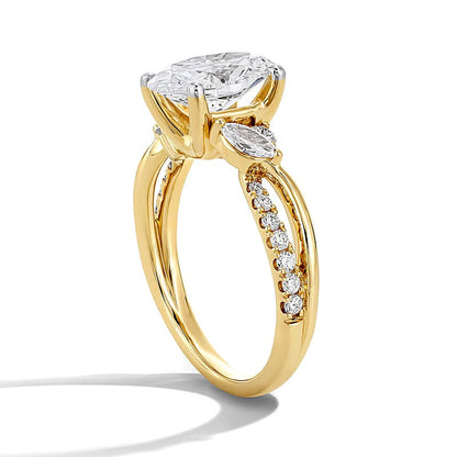 2.38 CT. Gesamtgewicht Solitär mit seitlichem Besatz mit ovalem Labordiamant in 14K Gelbgold (F/VS2)