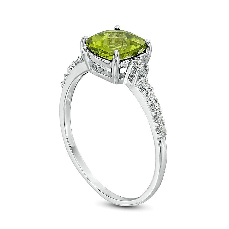7,0mm Peridot im Kissenschliff und 0,13 ct. Gesamtgewicht Diamant Verlobungsring als Solitär mit seitlichem Besatz in 10K Weißgold