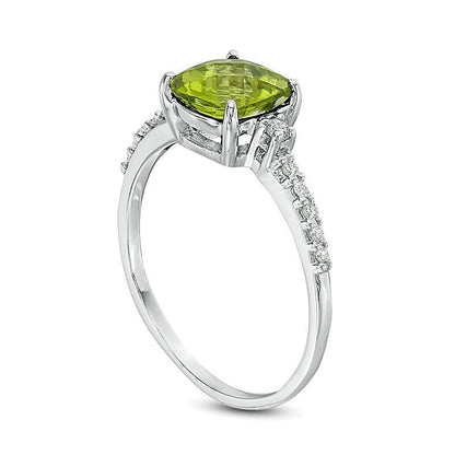 7,0mm Peridot im Kissenschliff und 0,13 ct. Gesamtgewicht Diamant Verlobungsring als Solitär mit seitlichem Besatz in 10K Weißgold