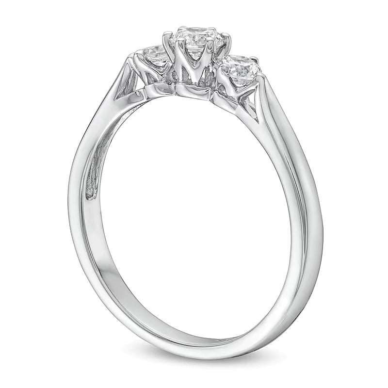 Dreistein-Verlobungsring 0.5 CT. Gesamtgewicht mit runden weißen Diamanten in 10K Weißgold
