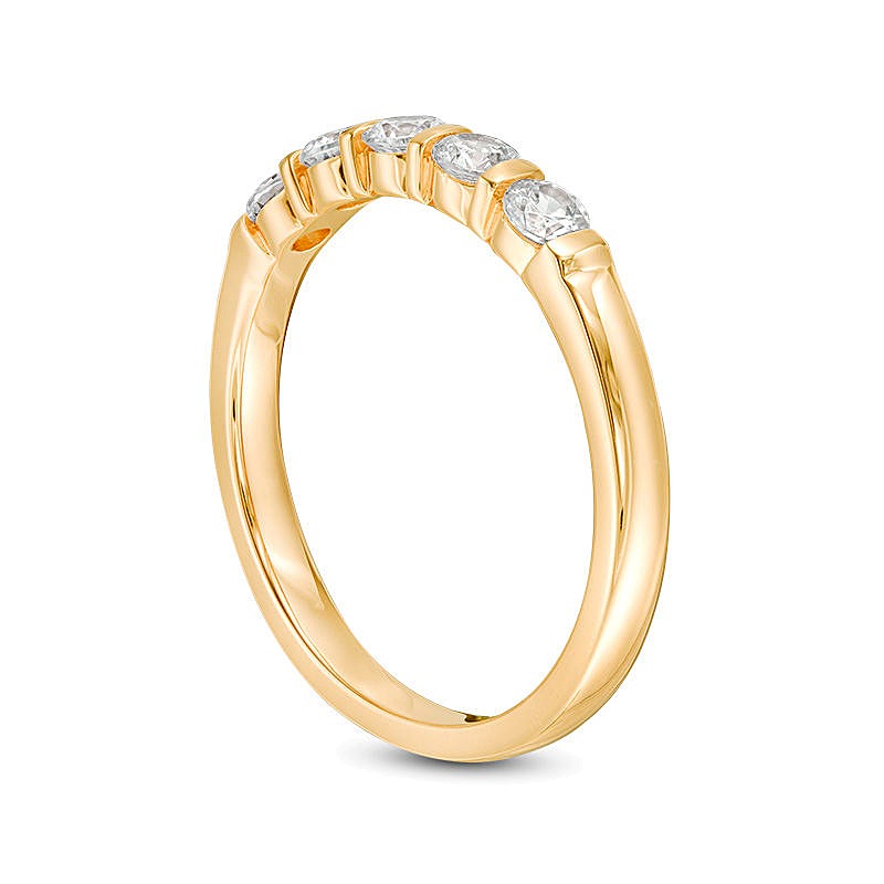 Memoire-Ring mit 0.5 ct. Gesamtgewicht weißen Diamanten im Rundschliff und vertikalem Steg in 10K Gelbgold