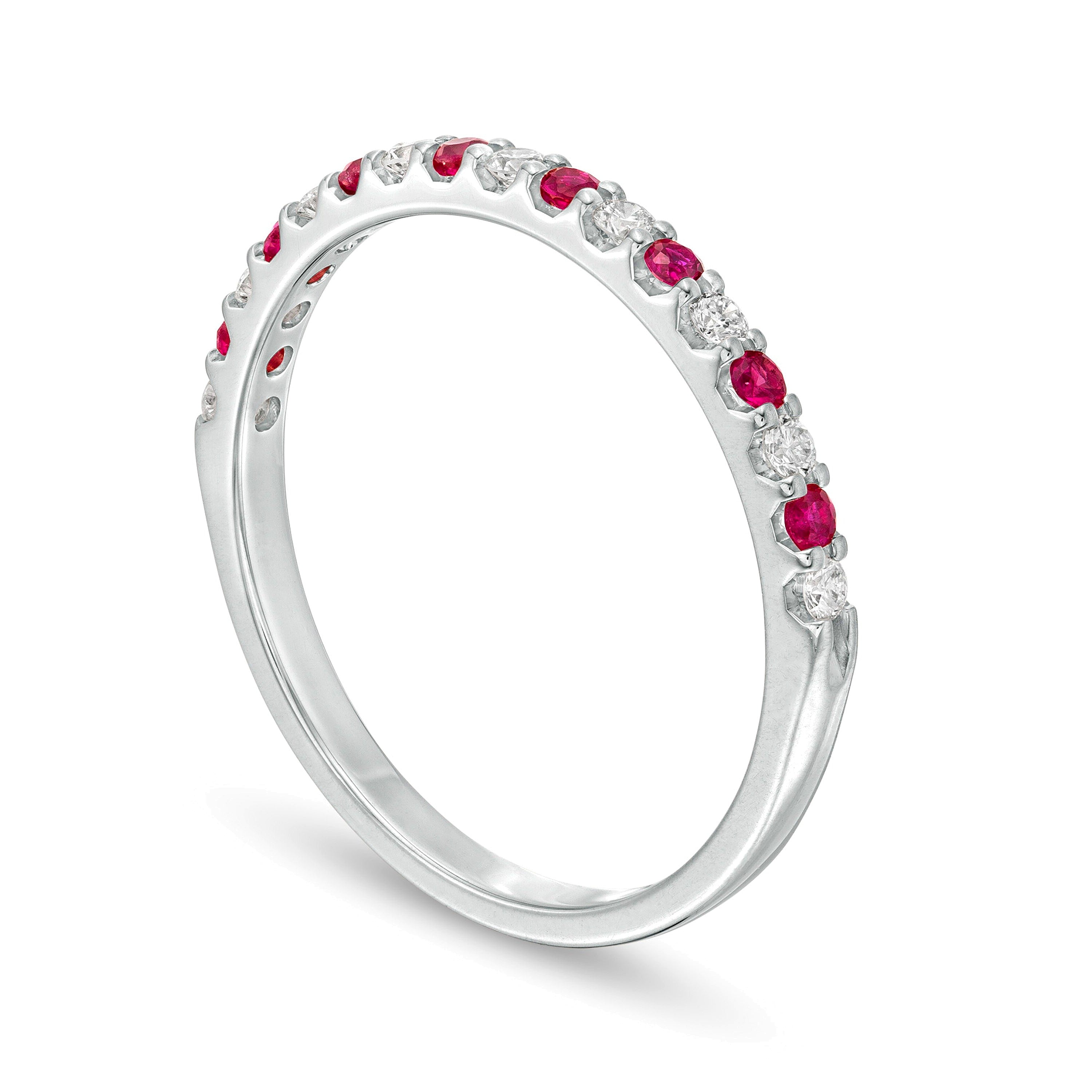 Ring mit Rubin und 0,13 ct. Gesamtgewicht Diamanten in 14K Weißgold