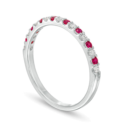 Ring mit Rubin und 0,13 ct. Gesamtgewicht Diamanten in 14K Weißgold
