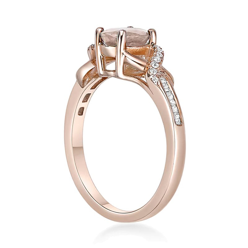 Ring mit ovalem Morganit und 0,17 ct. Gesamtgewicht Diamanten im Crossover-Split-Shank-Design in 10K Roségold