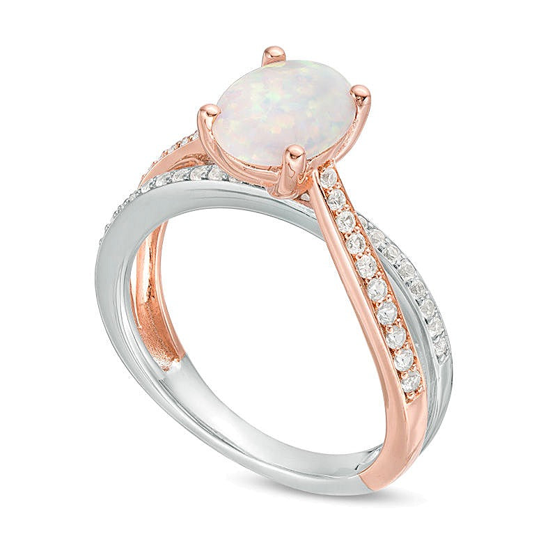 Solitär mit seitlichem Besatz mit ovalem Opal und 0.25 ct. Gesamtgewicht Diamanten in Sterlingsilber