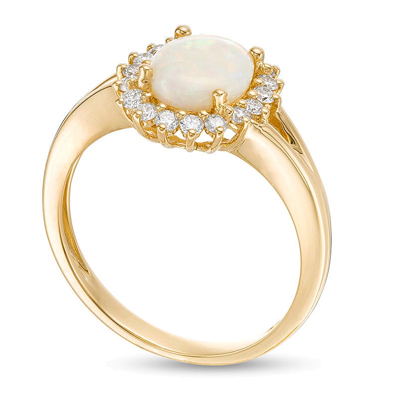 Ring mit ovalem Opal und 0,33 ct. Gesamtgewicht Diamanten im Halo in 14K Gelbgold