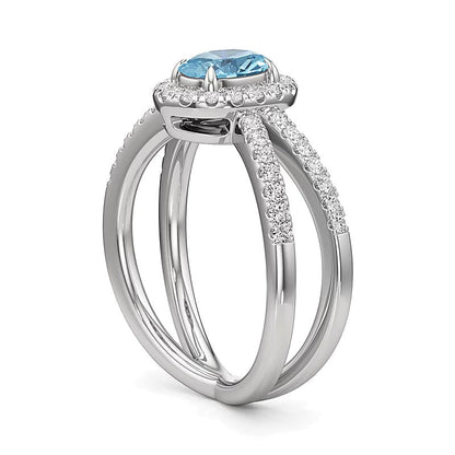 Ring mit ovalem Aquamarin und 0,33 ct. Gesamtgewicht Labordiamanten in 14K Weißgold