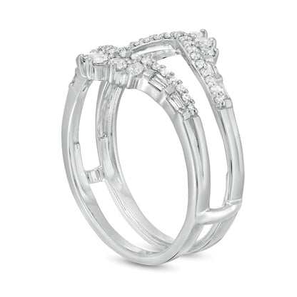 0,5 ct. Gesamtgewicht Diamant-Ring im Tiara-Stil mit Baguette- und rundem Solitär-Enhancer in 10K Weißgold für Damen