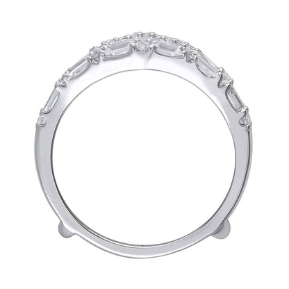 0.75 ct. Gesamtgewicht Ring mit Baguette- und rundem Diamanten im Chevron-Design in 14K Weißgold