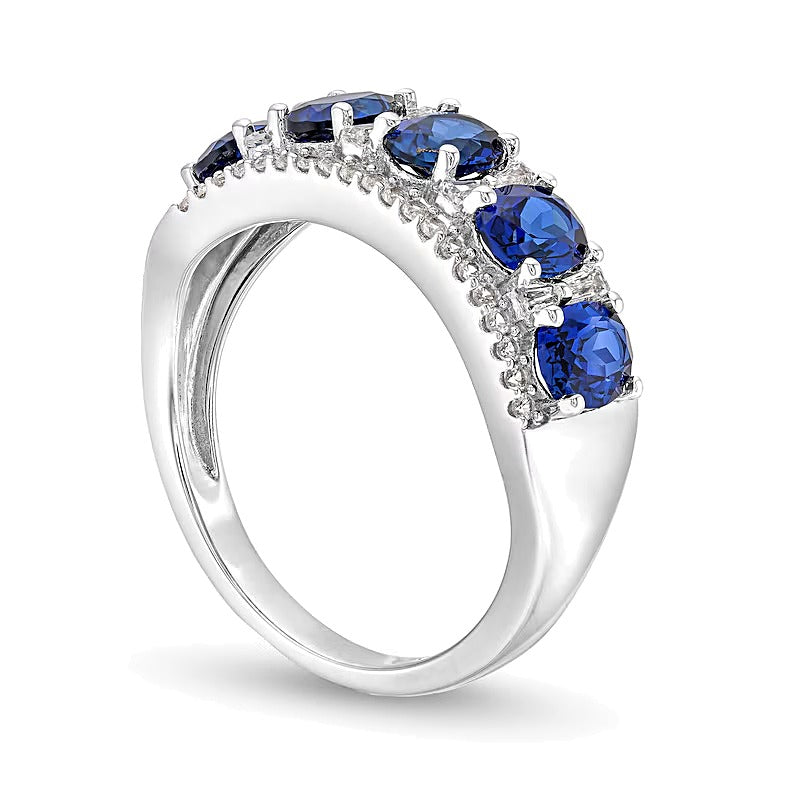 Fashion-Ring mit ovalem blauem Labor-Saphir und 0,25 ct. Gesamtgewicht Diamanten in 10K Weißgold