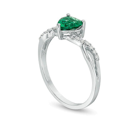 6.0mm herzförmiger Labor-Smaragd und 0,05 ct. Gesamtgewicht Diamant Ring mit gedrehter Schiene in 10K Weißgold