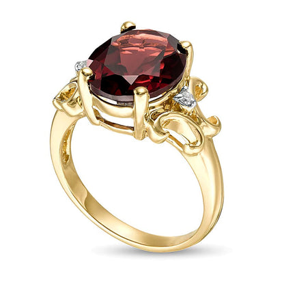 Ring mit ovalem Granat und 0,05 ct. Gesamtgewicht Diamanten mit verziertem Rahmen in 10K Gelbgold