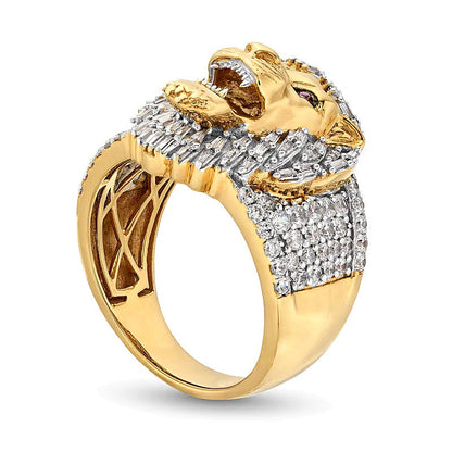 Löwenkopf-Ring mit Diamanten im Baguette- und Rundschliff sowie Labor-Rubinen in 10K Gelbgold, 1.5 ct. Gesamtgewicht
