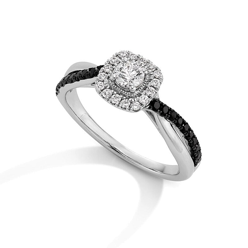 0.5 ct. Gesamtgewicht schwarzer und weißer Diamant Verlobungsring mit Halo im Kissenschliff und Crossover-Ringschiene in 14K Weißgold