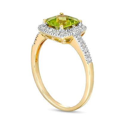 7,0mm Peridot im Kissenschliff und 0,2 ct. Gesamtgewicht Diamant Halo-Ring in 10K Gelbgold