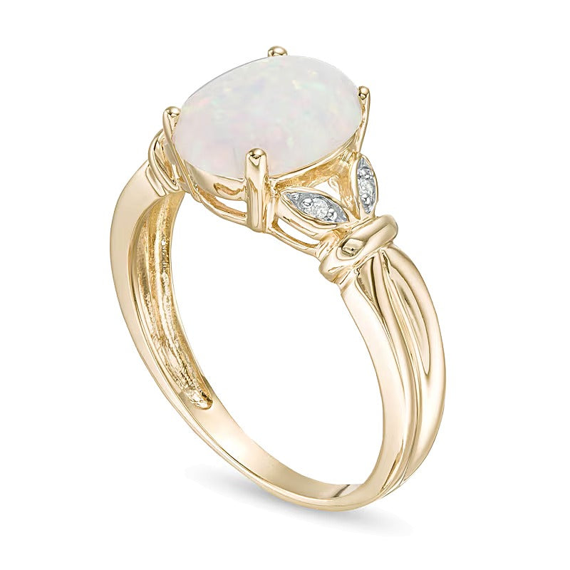 Fashion-Ring mit ovalem Labor-Opal und Diamant-Besatz in Blattoptik mit geteiltem Ring-Schaft in 10K Gelbgold