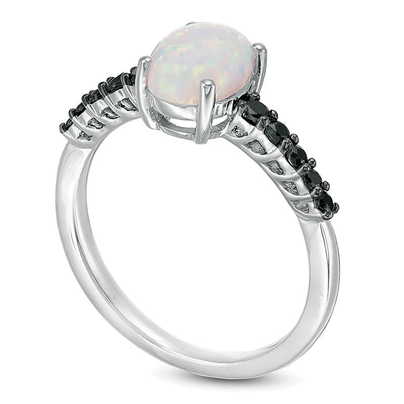Ring mit ovalem laborgezüchtetem Opal und 0,2 ct. Gesamtgewicht schwarzem Diamant in Sterlingsilber