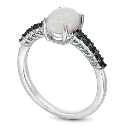Ring mit ovalem laborgezüchtetem Opal und 0,2 ct. Gesamtgewicht schwarzem Diamant in Sterlingsilber