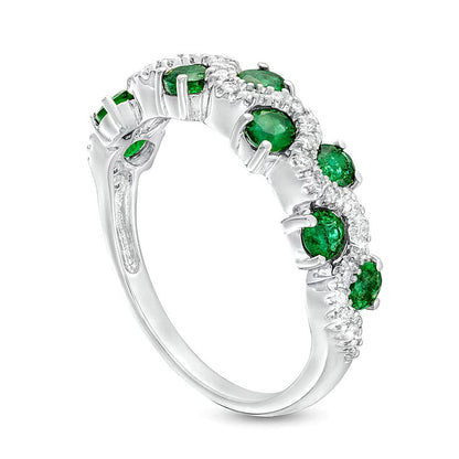 3.0mm Smaragd und 0,17 ct. Gesamtgewicht Diamant Ring im gestaffelten Wellendesign in 14K Weißgold