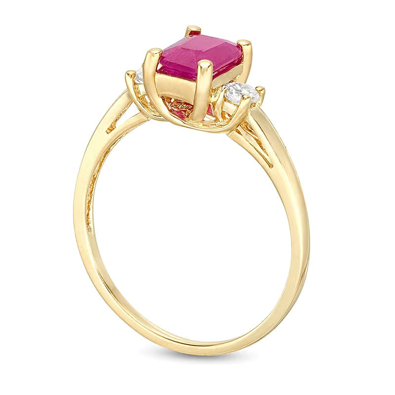 Dreistein-Ring mit Rubin im Smaragdschliff und 0,2 ct. Gesamtgewicht Diamanten in 14K Gold