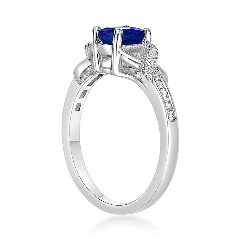 Ring mit ovalem blauem Saphir und 0,17 ct. Gesamtgewicht Diamanten, Solitär mit seitlichem Besatz, in 10K Weißgold
