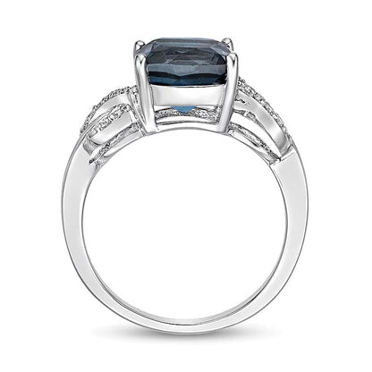 8,0 mm blauer Topas im Kissenschliff und 0,1 ct. Gesamtgewicht Diamant Fashion-Ring mit gedrehten Seiten aus rhodiniertem Sterlingsilber