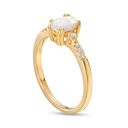 Ring mit ovalem Labor-Opal-Cabochon und 0,1 ct. Gesamtgewicht Diamanten in 10K Gelbgold