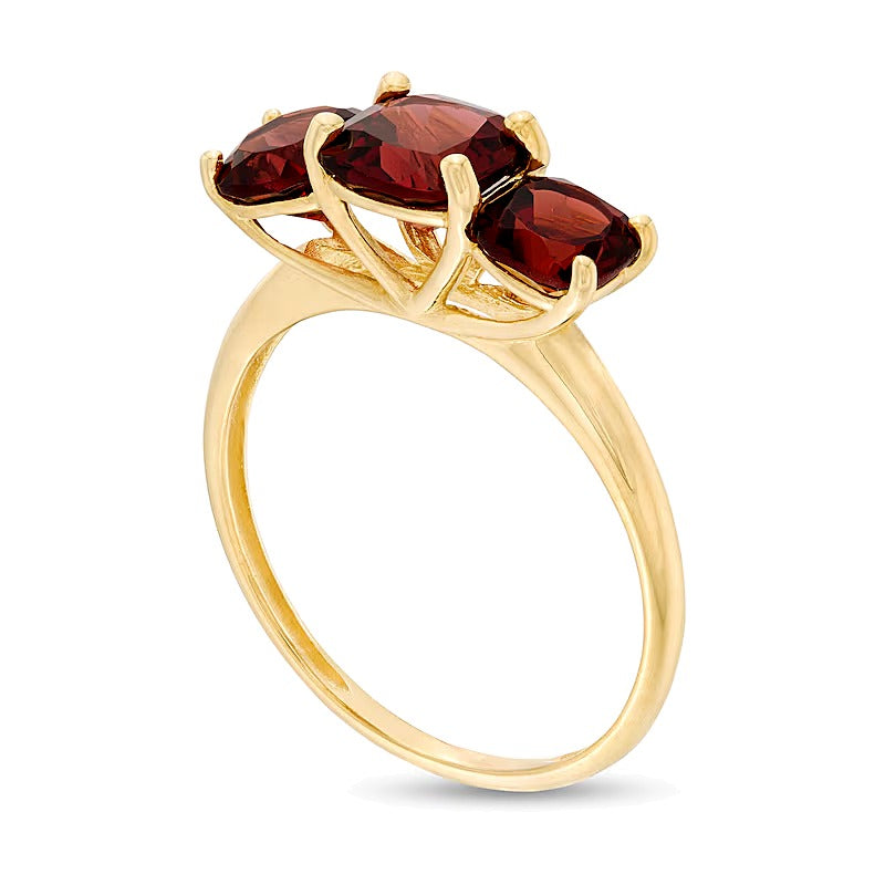 Dreistein-Ring mit Granat im Kissenschliff in 10K Gelbgold