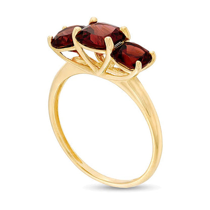 Dreistein-Ring mit Granat im Kissenschliff in 10K Gelbgold