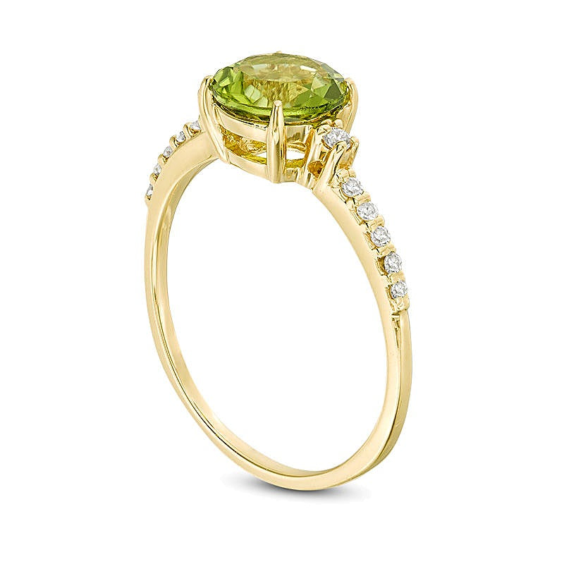 7,0 mm Peridot und 0,13 ct. Gesamtgewicht Diamant Solitär mit seitlichem Besatz in 10K Gelbgold
