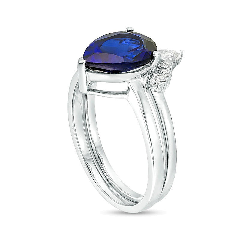 Braut-Set mit tropfenförmigem, im Labor gezüchtetem blauem Saphir, weißem Topas und 0,05 ct. Gesamtgewicht Diamant im Krone-Design in 10K Weißgold