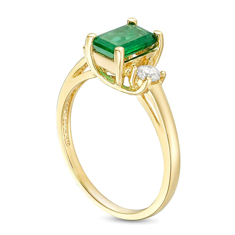 Dreistein-Ring mit Smaragd im Smaragdschliff und Diamanten 0,2 ct. Gesamtgewicht in 14K Gelbgold