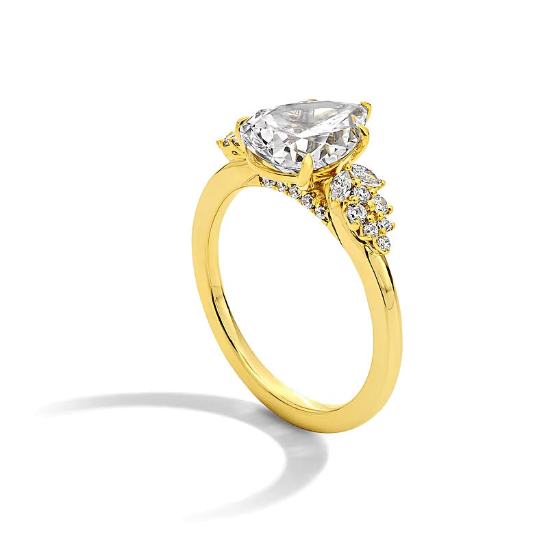 2.33 CT. TW Solitär mit seitlichem Besatz Verlobungsring mit tropfenförmigem Labordiamant in 14K Gelbgold (F/VS2)