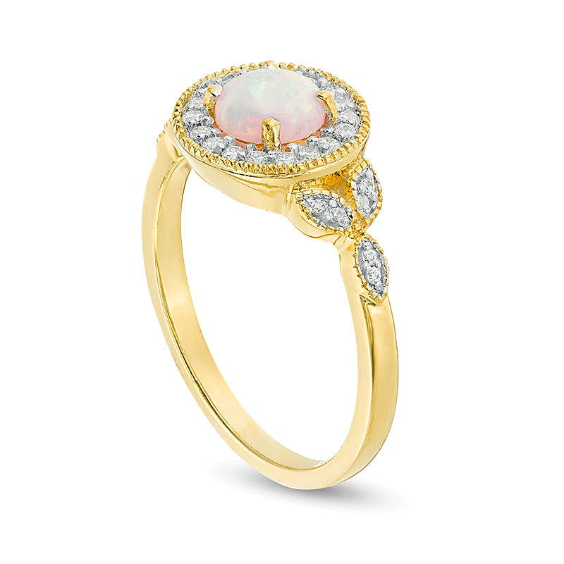 Ring im Vintage-Stil mit 5,5 mm Labor-Opal und 0,13 ct. Gesamtgewicht Diamant-Halo in 10K Gelbgold