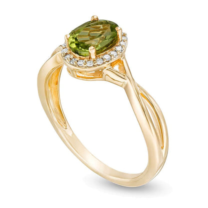 Ring mit ovalem Peridot und 0,07 ct. Gesamtgewicht Diamanten mit Rahmen und gedrehter Ringschiene in 10K Gelbgold