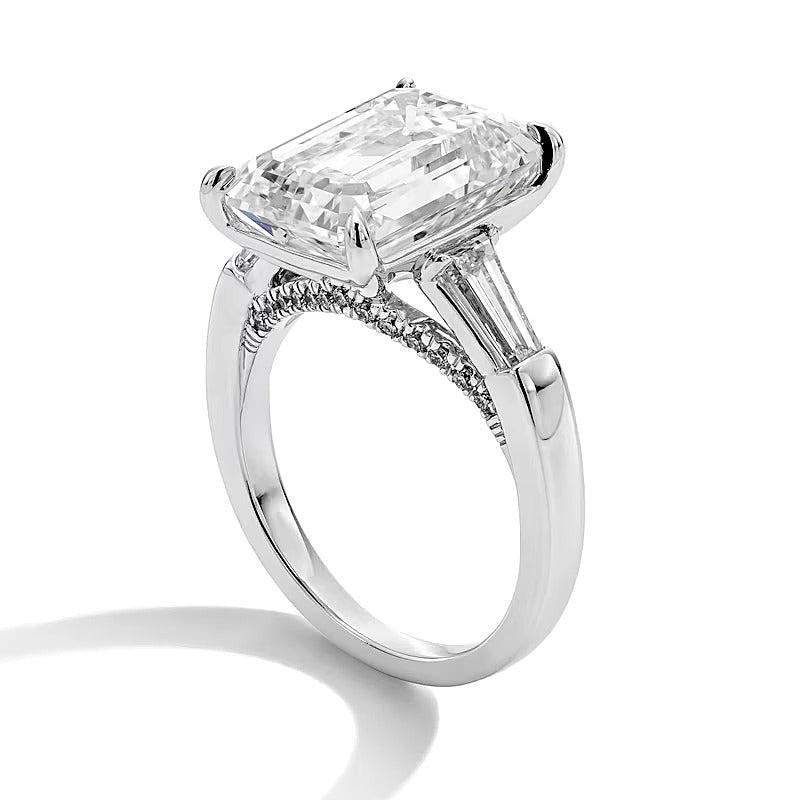 Dreistein-Verlobungsring mit Labordiamanten im Smaragdschliff 8.75 ct. Gesamtgewicht in 14K Weißgold (F/VS2)