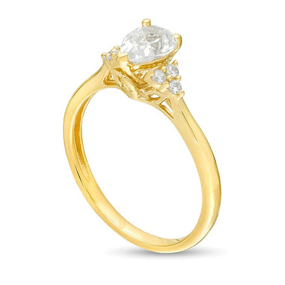 Verlobungsring Solitär mit seitlichem Besatz mit tropfenförmigem und rundem Diamant 0,63 ct. Gesamtgewicht in 14K Gelbgold