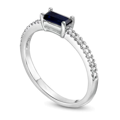 Fashion-Ring mit Baguette-Labor-Saphir in Blau und 0,1 ct. Gesamtgewicht Diamanten in 10K Weißgold