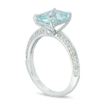 Ring mit Aquamarin im Smaragdschliff und 0,25 ct. Gesamtgewicht Diamanten in 14K Weißgold