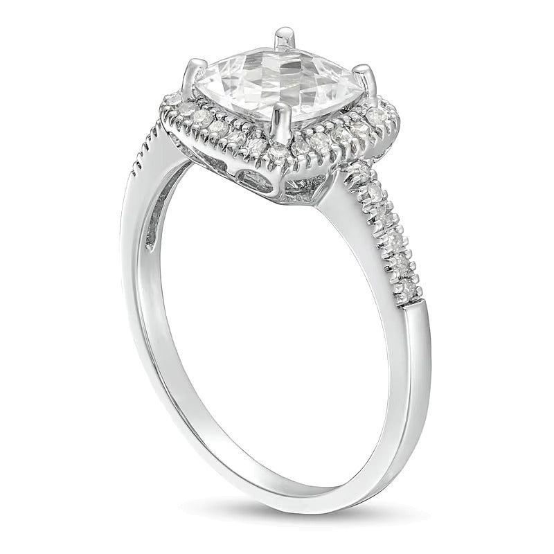7,0 mm Halo-Ring mit weißem Labor-Saphir im Kissenschliff und 0,2 ct. Gesamtgewicht Diamanten in 10K Weißgold
