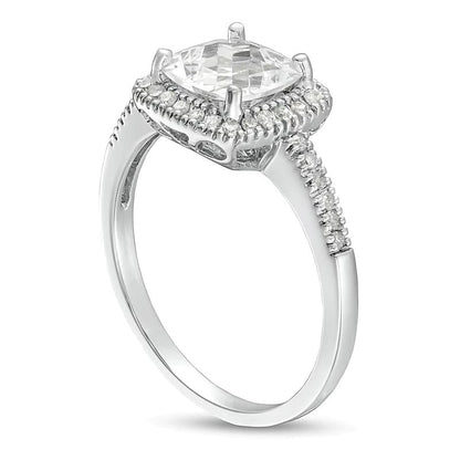 7,0 mm Halo-Ring mit weißem Labor-Saphir im Kissenschliff und 0,2 ct. Gesamtgewicht Diamanten in 10K Weißgold