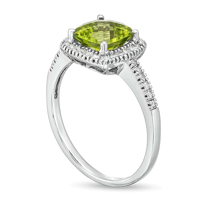 7,0mm Peridot im Kissenschliff und 0,2 ct. Gesamtgewicht Diamant Halo-Ring in 10K Weißgold