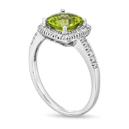 7,0mm Peridot im Kissenschliff und 0,2 ct. Gesamtgewicht Diamant Halo-Ring in 10K Weißgold