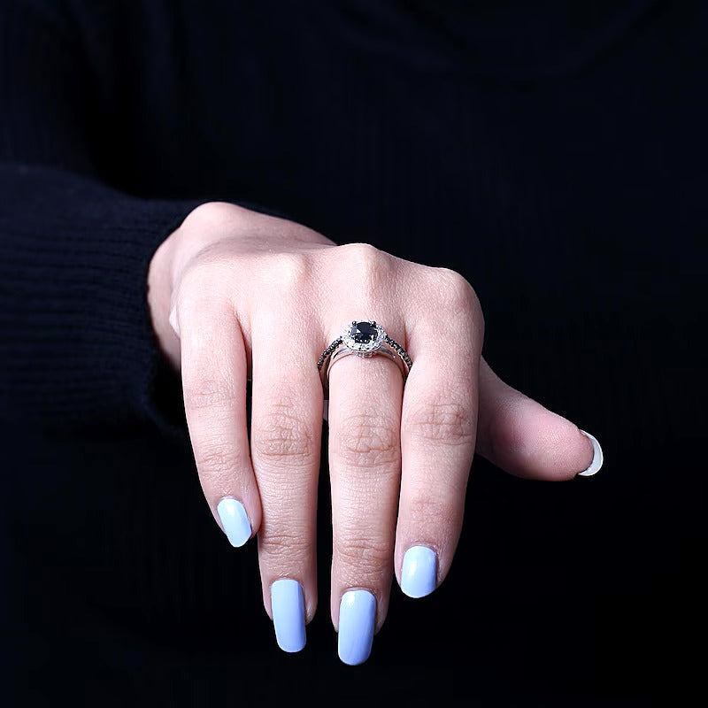 1.5 ct. Gesamtgewicht Halo-Ring mit schwarzen und weißen Diamanten in rhodiniertem Sterlingsilber